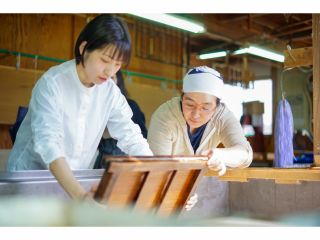 【小国判の紙漉き体験】古くから小国地域で漉かれてきた紙、29x39pの半紙判で仕事で使用する道具をそのまま使い、小さなお子様から大人の方まで漉いていただけます。