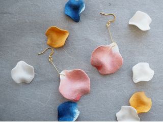 小国和紙を使った、花びらアクセサリー