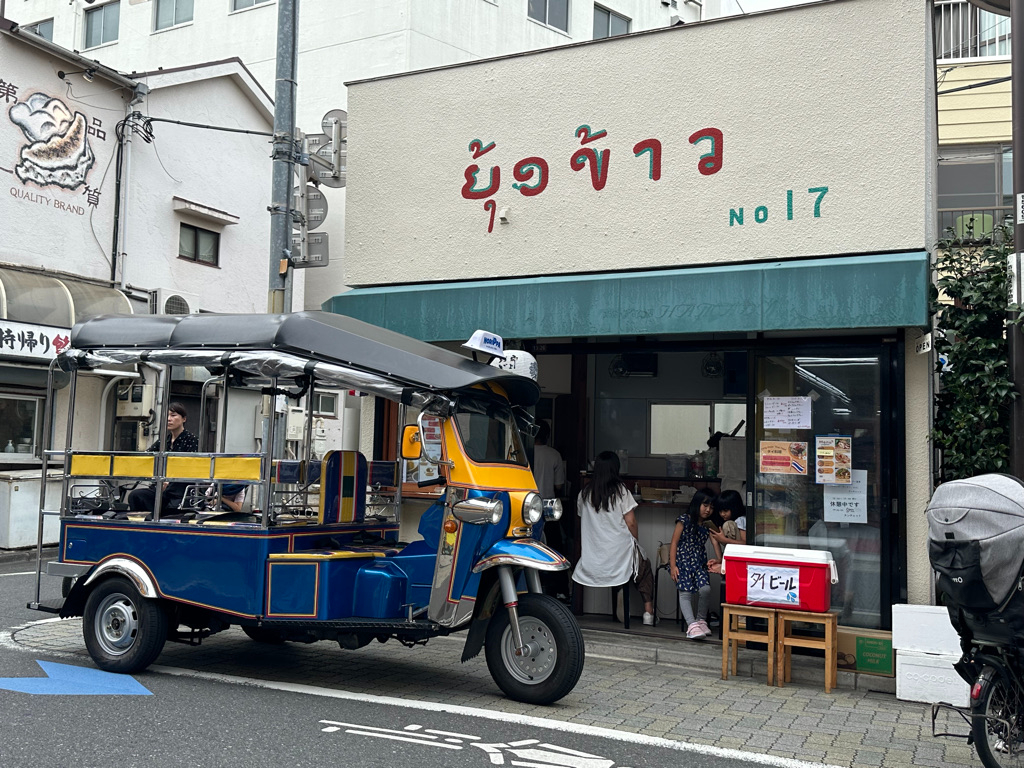 トゥクトゥクでタイ料理屋に行くとウケます。