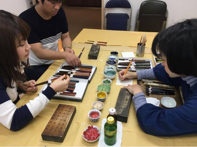 どれに描こうか先生と相談中