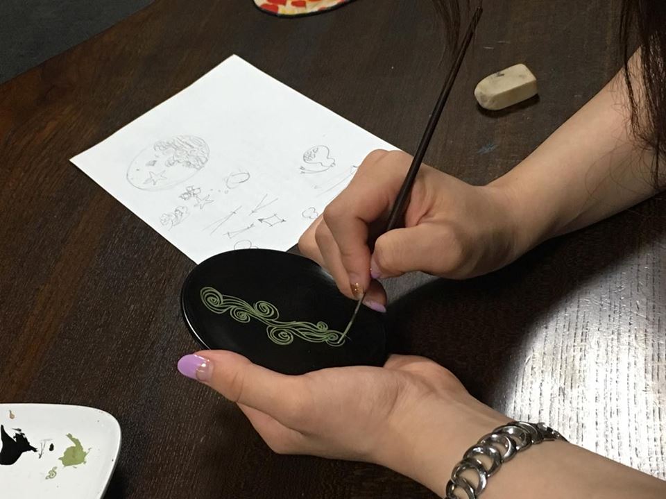 色うるしで描いていきます