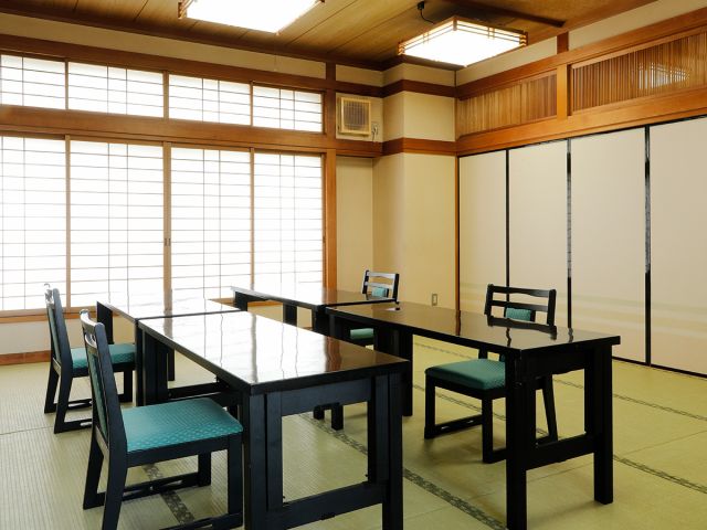 仕事お打ち合わせ、ご家族・お友達同士の会食に個室もご用意できます。