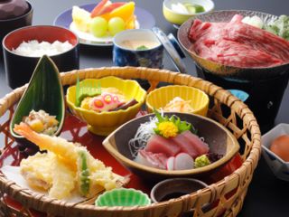 松風DXコース(5品籠盛り善、和牛すき焼き鍋、茶わん蒸し、デザート)