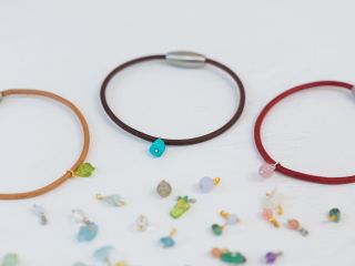 シンプルで誰にでも似合いやすいスマートレザーブレスレットです。追加料金で編み込みレザーなどカスタマイズも可能です。