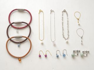 自分だけのオリジナルアクセサリーを制作♪人気のレザーやチェーンのブレスレット、ピアス、イヤリング、チェーンリングなど追加料金で天然石やパーツ変更できます。