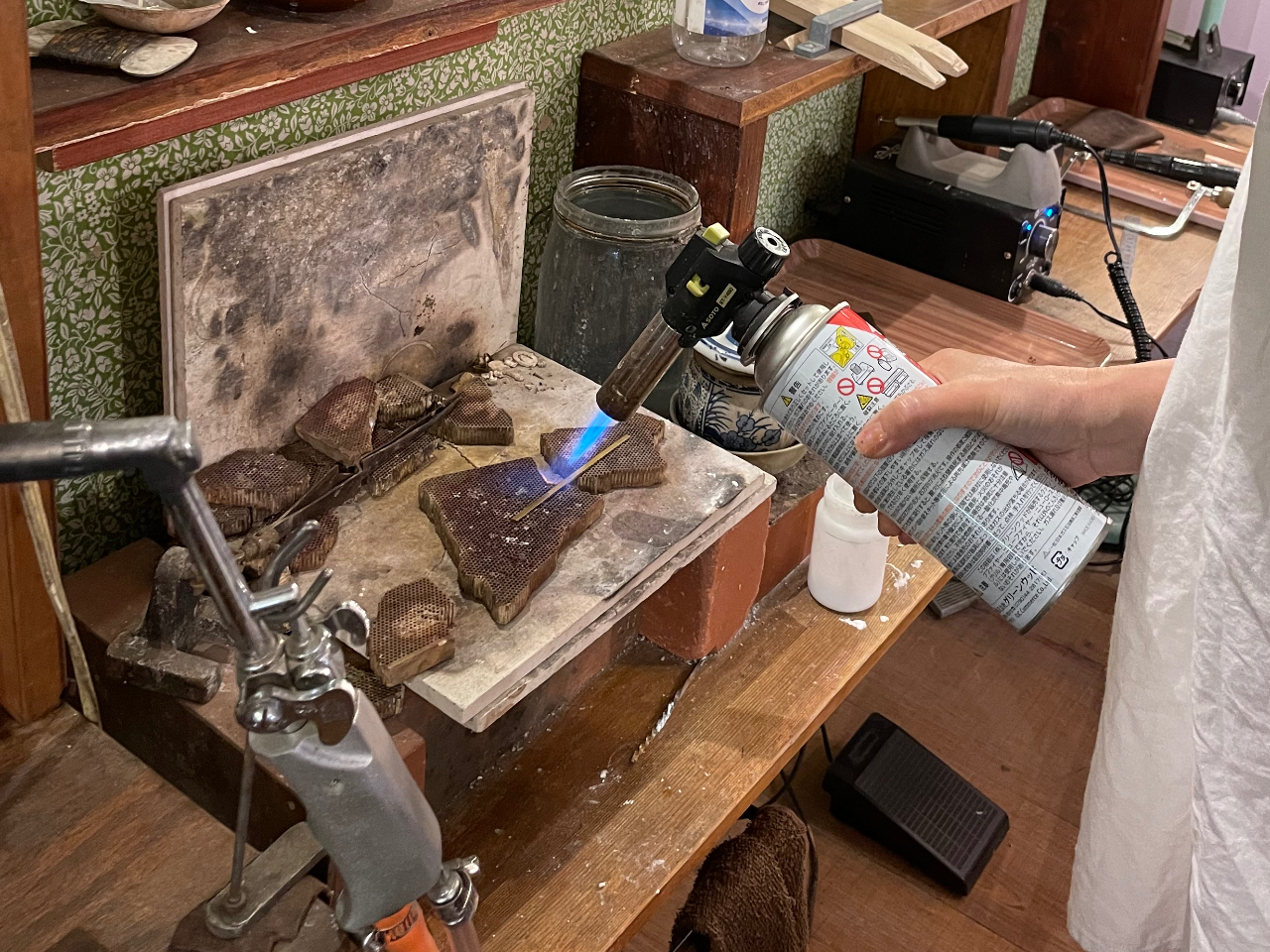 �f�ނ�I�񂾂���_�炩�����邽�߂ɉ΂𓖂Ă�w�Ă��Ȃ܂��x��Ƃ���n�߂܂�