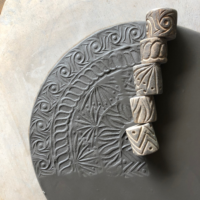 こんなコロコロスタンプで文様をつけることができます