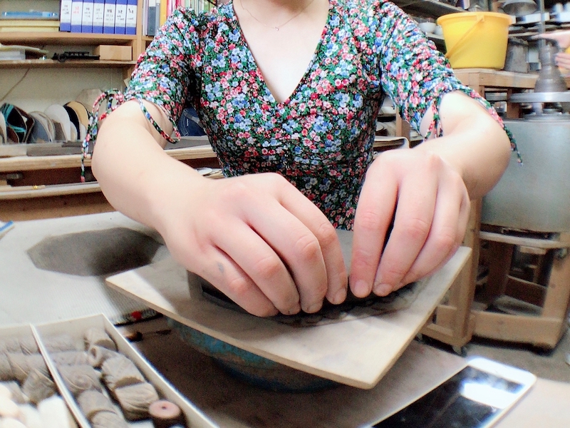 板作りで縁を曲げています