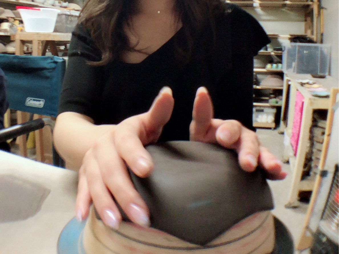 板づくりで型にかぶせて、お皿を作っています