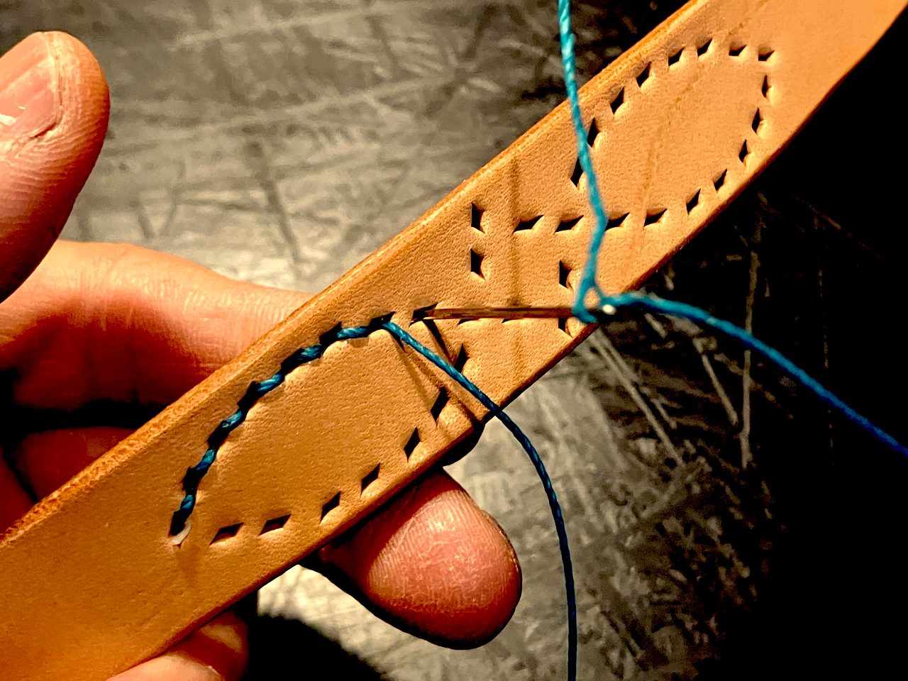 B�F���U�[�u���X�ł̓K���x���g�ɂ��g����u�r�A���L�v�X�e�b�`�̃��U�[�u���X����D���ō��܂��B���U�[�N���t�g�̓���Ȏ�D���̊�{���w�ׂ܂��B�P�`�Q����