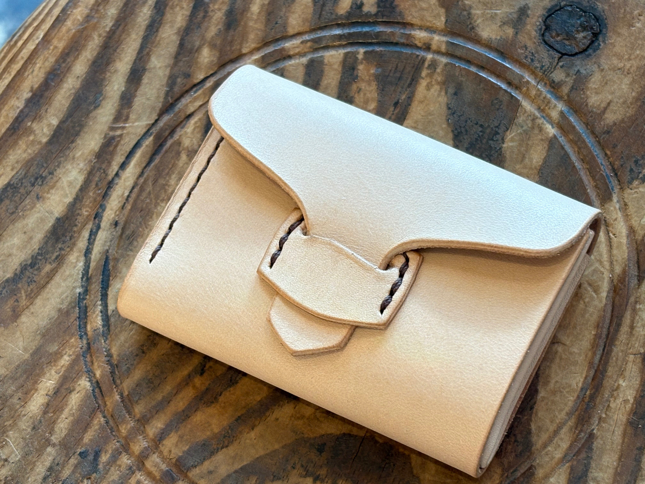 新登場のコンパクト財布です。札入れ、コインケース、カードポケットがあります。スマホとこれだけ持てば外出できる小さい財布。かんたんコースのみ、3時間ほどで完成。