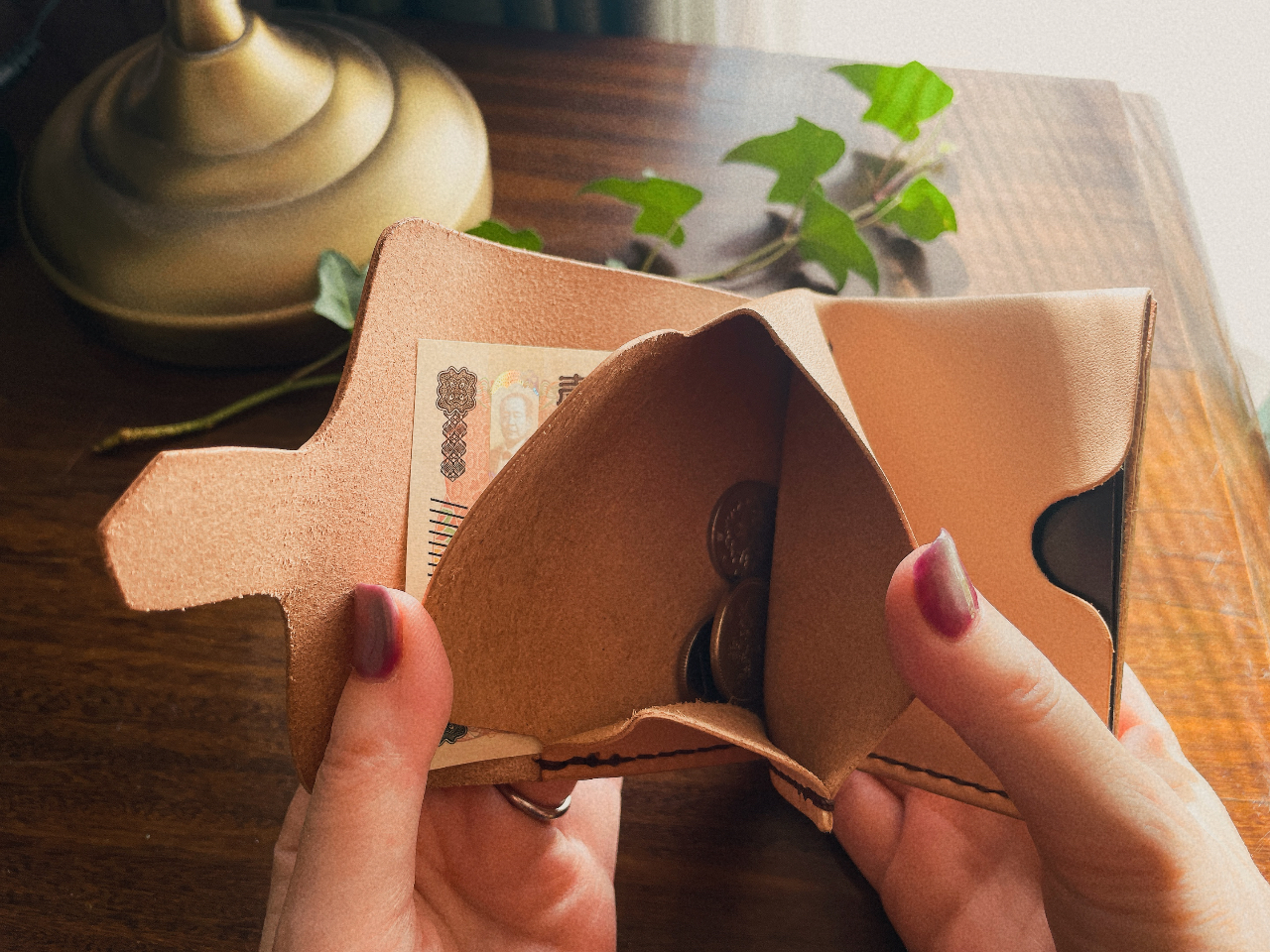 �R�C���P�[�X�͑傫���J���܂��B�t�^�̓t���b�v���ł��B�����Ə�������ǋ����Ȃ���A�Œ���K�v�Ȃ��̂�S�������R���p�N�g���z�ł��B