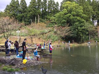 手ぶらでok ニジマス釣り 時間制限なし 初心者におすすめ 竿レンタル 仕掛 餌セット 全てコミコミで安心 割山森林公園 天湖森 じゃらん遊び体験
