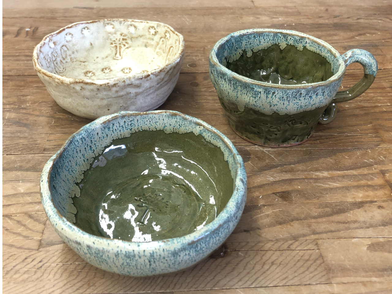 手びねり体験では小鉢やマぐカップなどができます。スタンプや爪楊枝で装飾も出来ます。