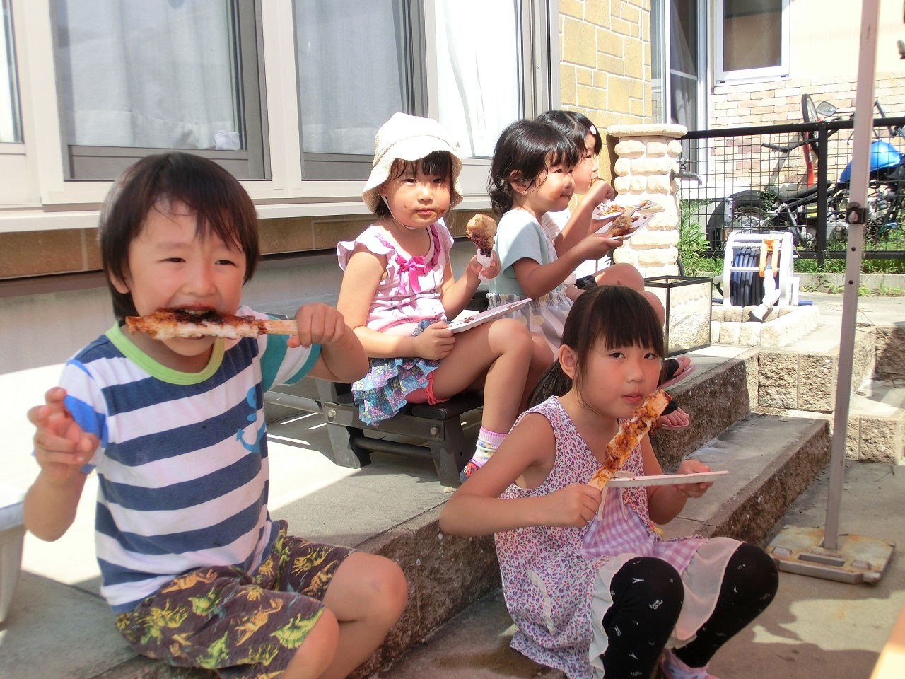 自分で作った五平餅を食べる子供たち