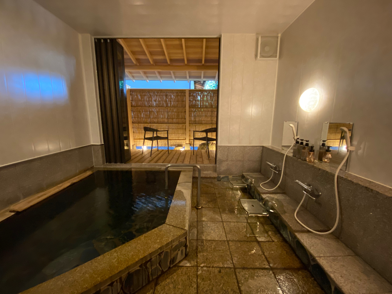 2023年7月に壁面・デッキテラスをリニューアルしました。