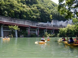 カヌーテのカヤック体験で湖上から、秩父鉄道のパレオエクスプレスをお見送り!