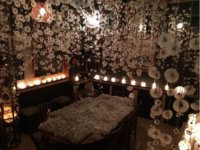 たんぽぽが降り注ぐ店内で制作。