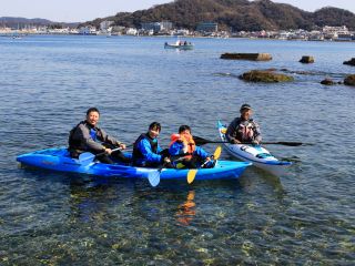 大人2人乗りのシーカヤックで海上さんぽを楽しめます。となりのビーチや近くの島まで漕いで行きましょう!小学校2年生以下のお子様は大人の間で漕いで頂けます。