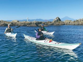 パドリングのフォームや漕ぎ方をしっかり練習したら実際に海に浮かんでパドリング。近くの島やビーチまでツーリングしていきましょう♪