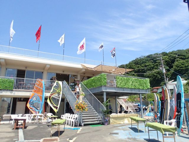 施設は海の目の前。浜まで徒歩1分!飯島のバス停の目の前なので便利です。