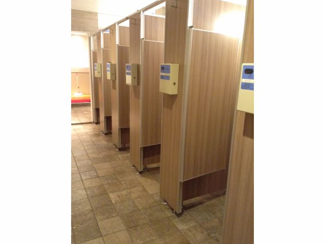 シャワーは個室完備