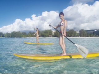 ライフジャケットを着用するので泳げなくても大丈夫!パドルを使って海面を自由に動き回れます。