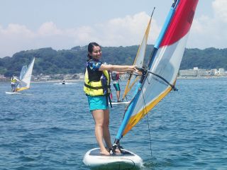 海面をスイスイ♪ウィンドサーフィン♪(イメージ)