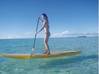 ライフジャケットを着用するので泳げなくても大丈夫!パドルを使って海面を自由に動けます。