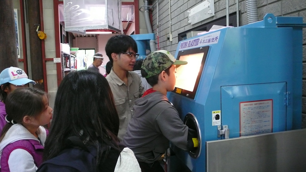 サンドブラスターを使って仕上げます♪みんな興味津々!!