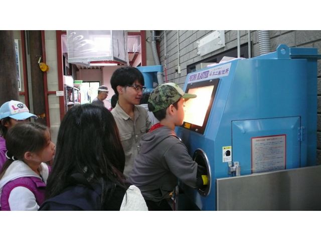 サンドブラスターを使って仕上げます♪みんな興味津々!!