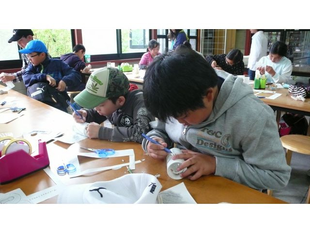 模様を付けている間は、集中そのもの(^^♪