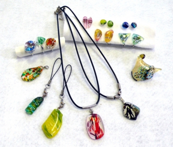 アクセサリー作り体験の作品♪形や色が自由に選べて、世界に一つだけのアクセサリーが♪