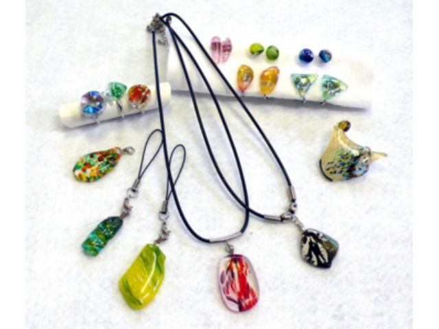 アクセサリー作り体験の作品♪形や色が自由に選べて、世界に一つだけのアクセサリーが♪