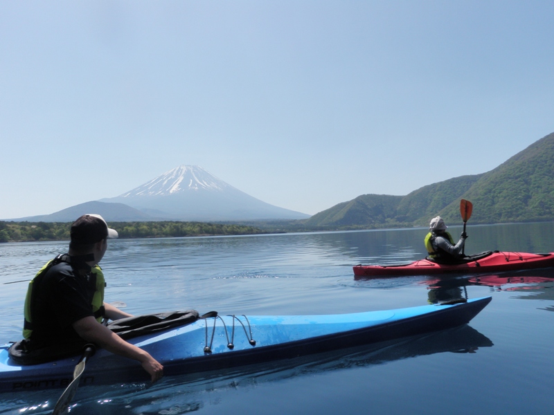 東京 静岡 山梨からアクセス 本栖湖半日カヤック体験 一人乗りコース 湖面へ漕ぎ出し富士山を眺めよう アクアトレイル アウトフッターフジ じゃらん遊び体験