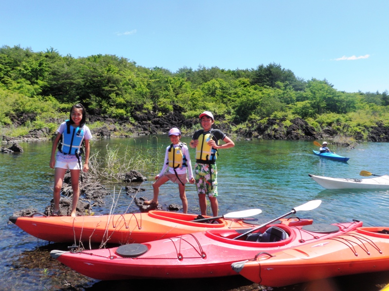 本栖湖で一人乗りカヤックを楽しむ風景