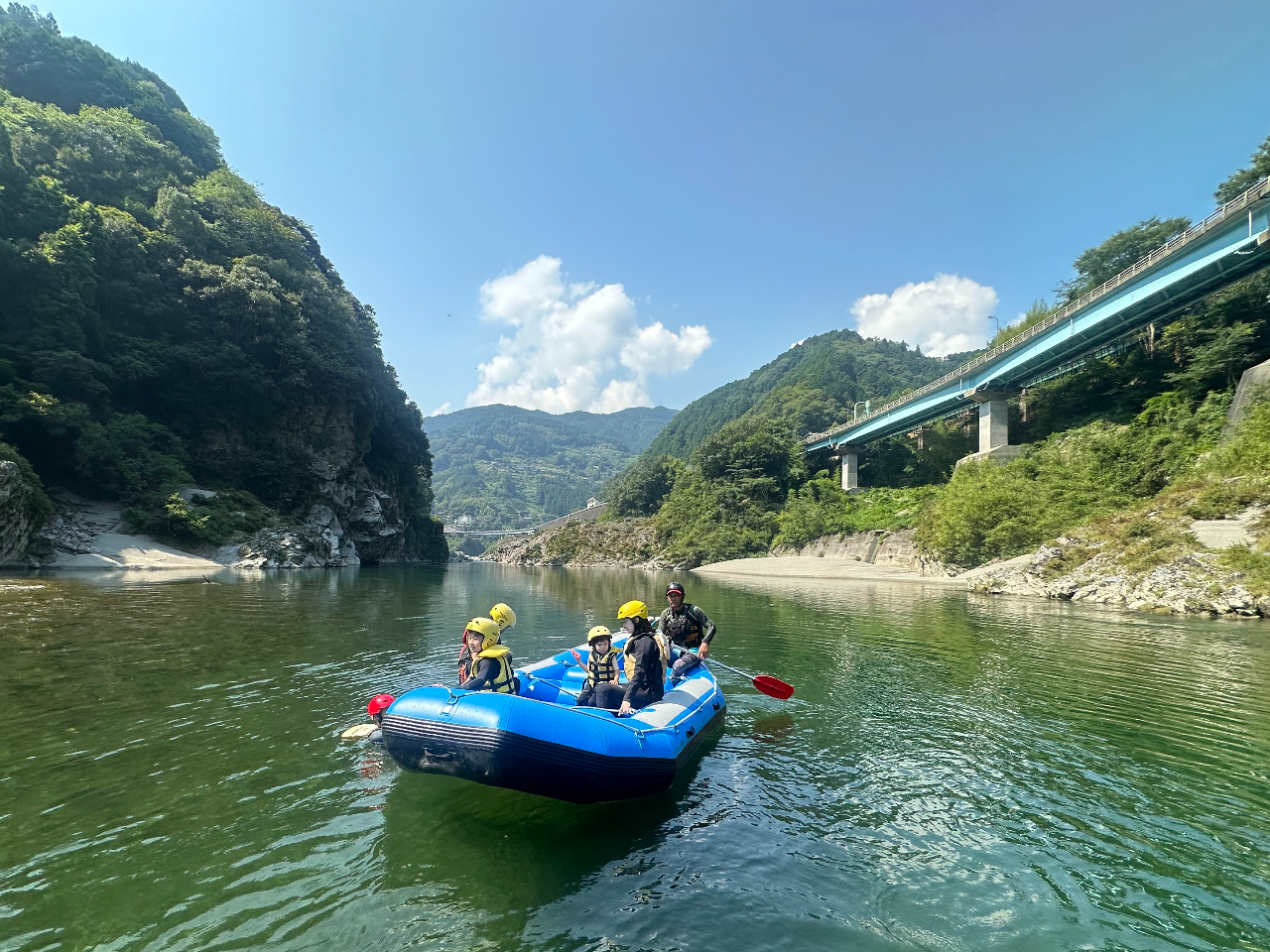 《家族で楽しむ！》ファミリーラフティング半日ツアー【四国/徳島/吉野川ラフティン...