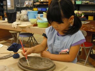 たたら体験のマグカップ作り様子です