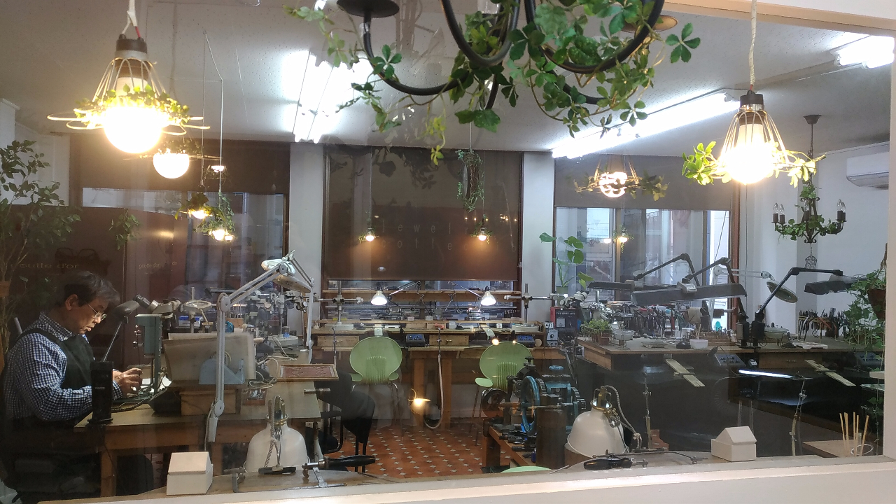 �ݔ����������W���G���[�H�[���ɂăV���o�[�o���O�����̑̌������܂��W���G���[���[�J�[�A�v���̒m���ƋZ�p�ɂ��{�i�I�Ȏw���ō�i�����܂�