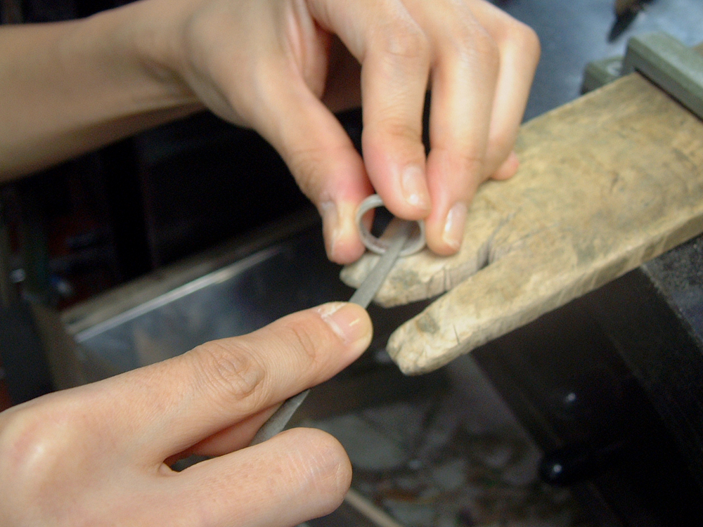 ヤスリで削り、専用の機械を使いピカピカに磨いていきます