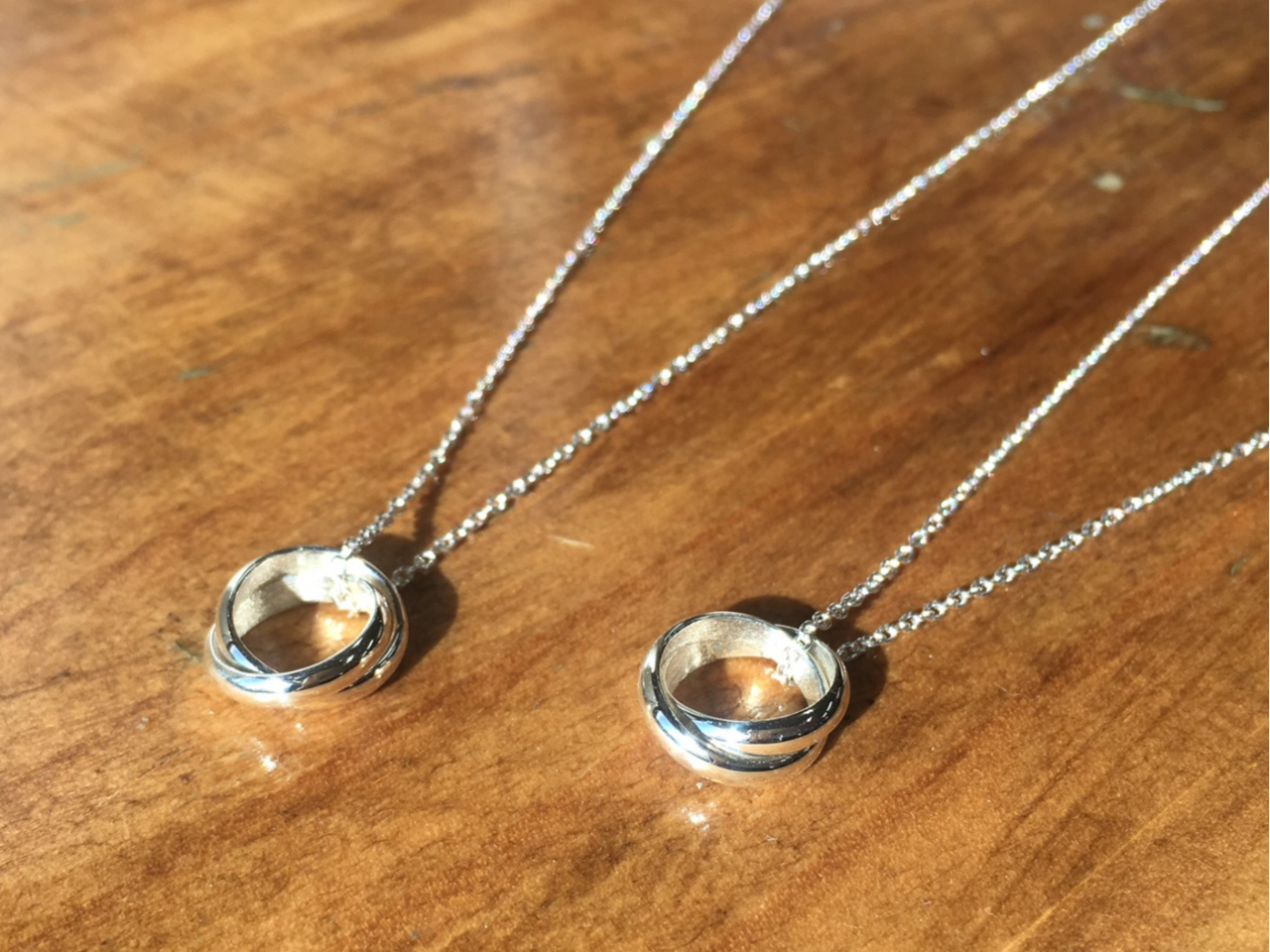 お申し込み頂いた予約日時にご来店ください特に必要な持ち物はございません、軽装でおこしくださいショウルーム内で簡単な予約確認と体験内容の説明後に開始します