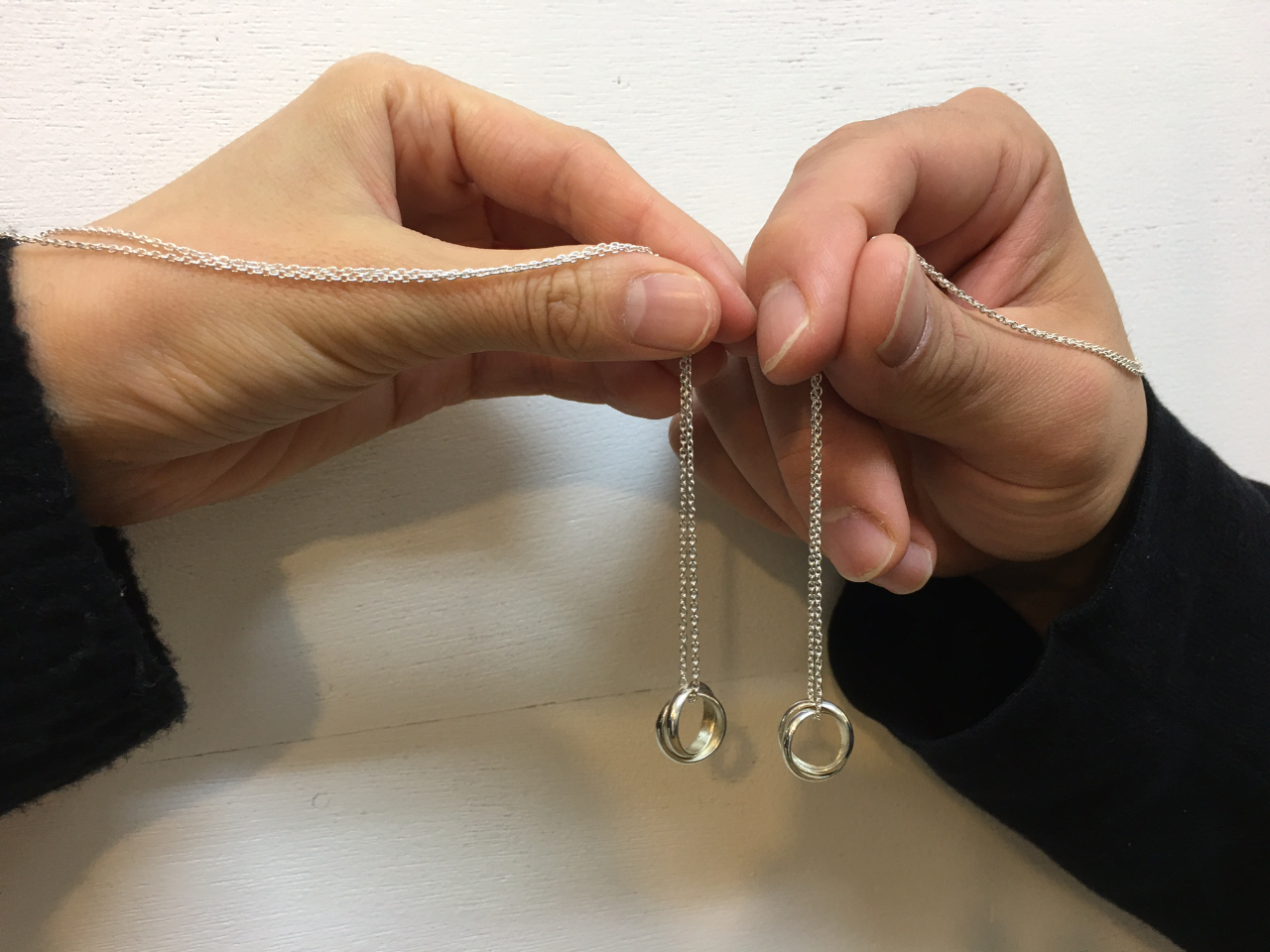 小さなリングが2連に組み合わさったペンダントネックレス、鎖の長さはメンズ50Cm、、レディース40Cmのシルバーチェーンが付きます