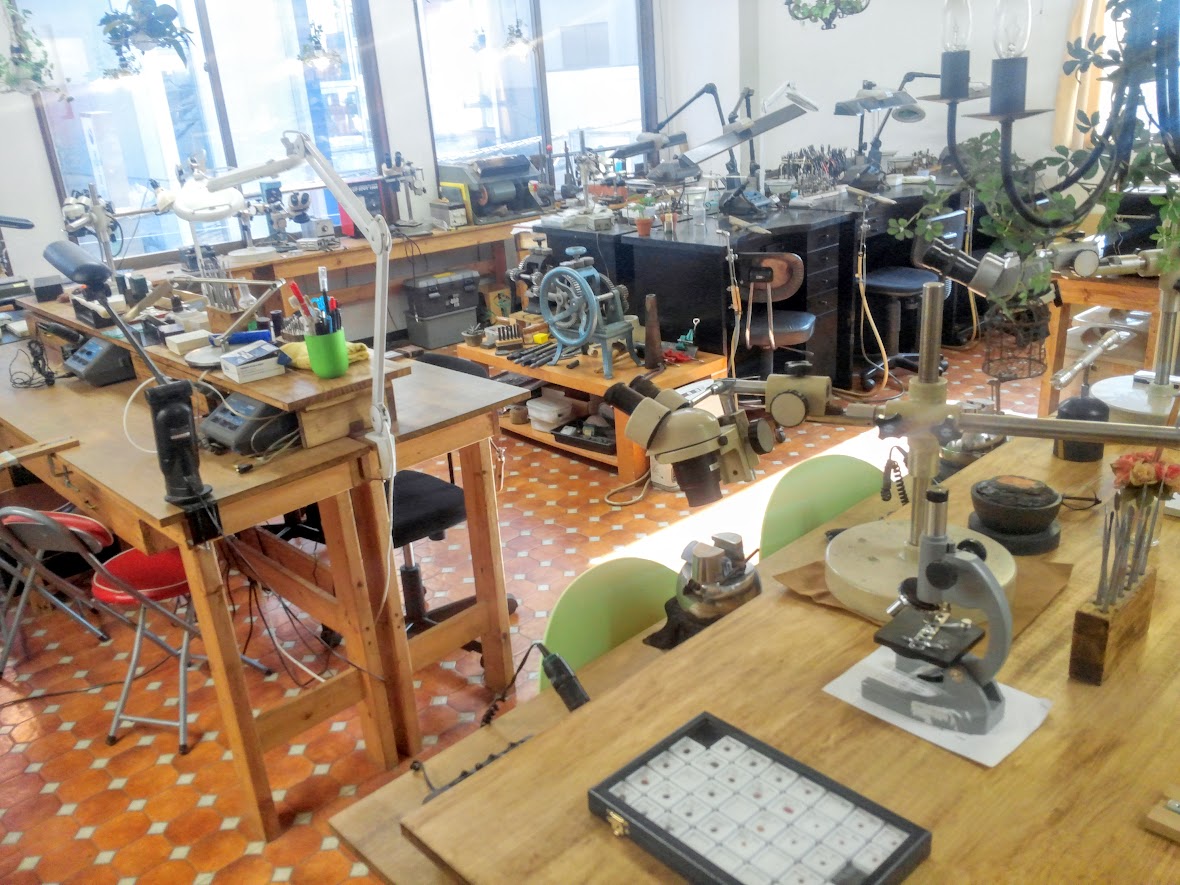 設備が整ったジュエリー工房内にてシルバーリング作りの体験をしますジュエリーメーカー、プロの知識と技術による本格的な指導で作品を作ります