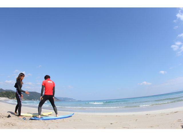 伊豆白浜海岸のエメラルドブルーの海で一緒にサーフィンを楽しんでみませんか!