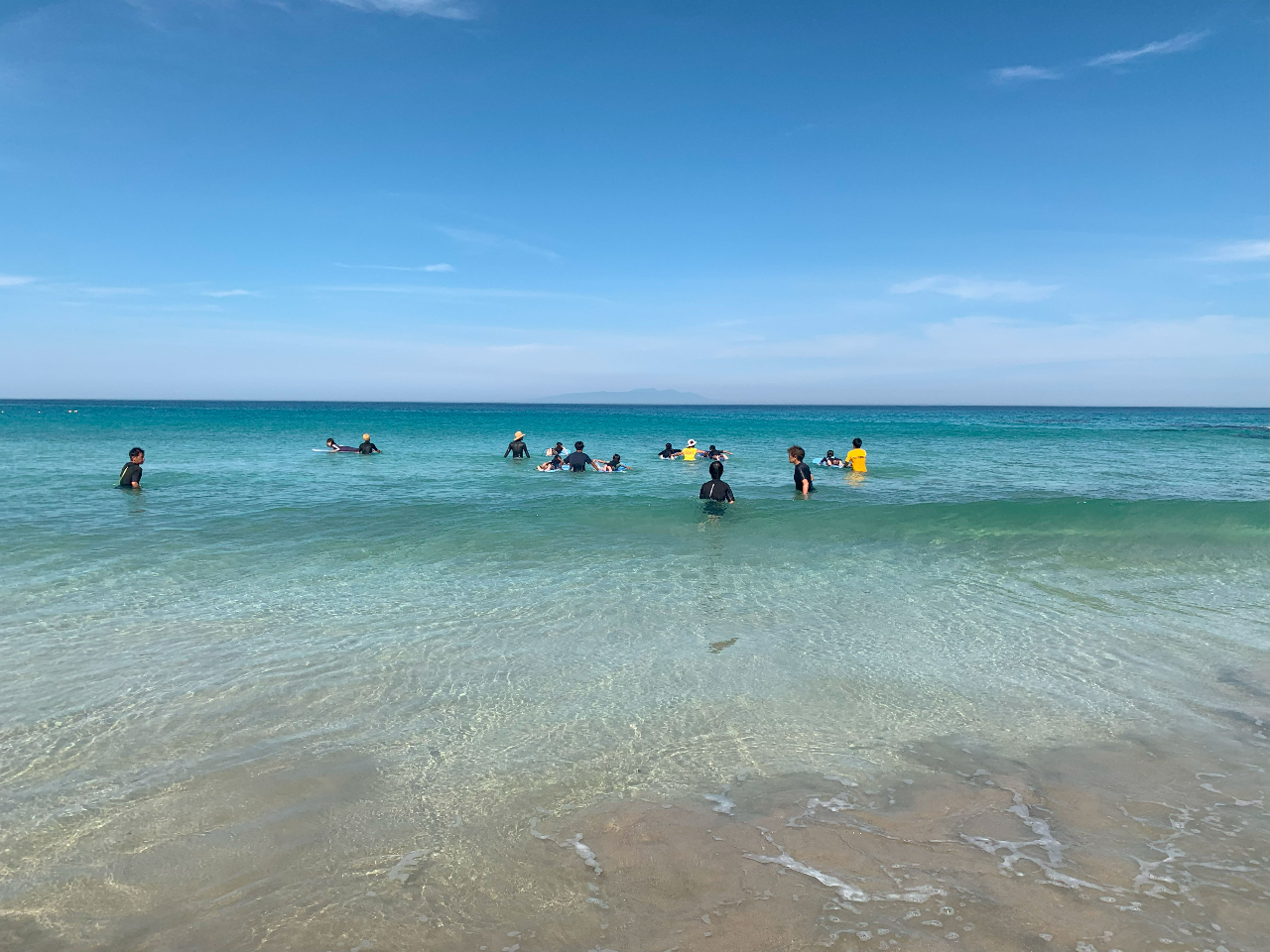 透明度抜群、綺麗な海でサーフィンデビュー!