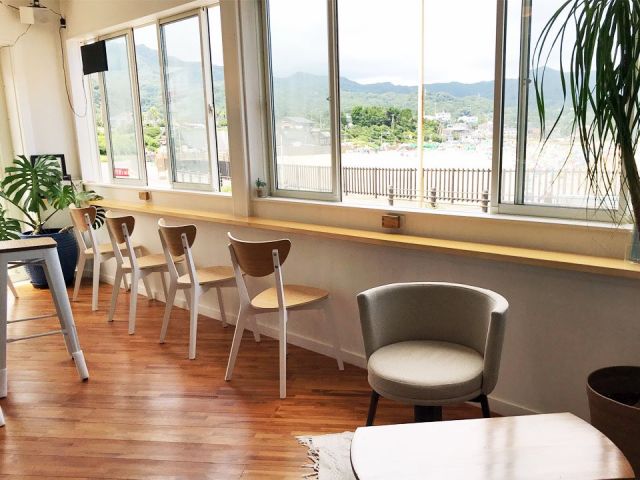 スクール終了後は隣のカフェで無料ドリンク提供しております。海を見ながら休憩して頂けます。
