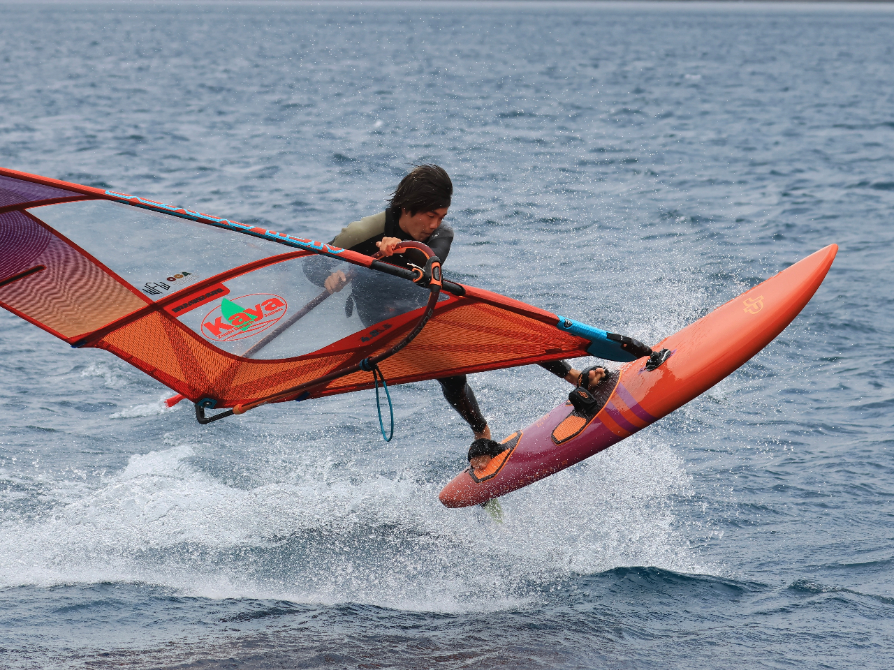 現役で活動するプロウインドサーファーが講師陣に常時在籍しています!