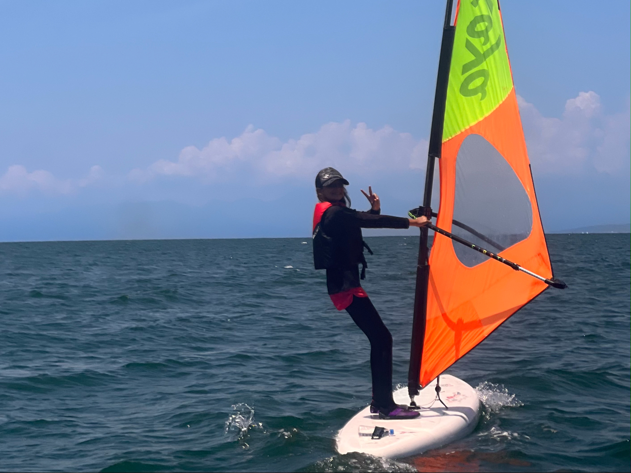 ウインドサーフィンは風に乗るスポーツ!気持ち良いですよ〜!