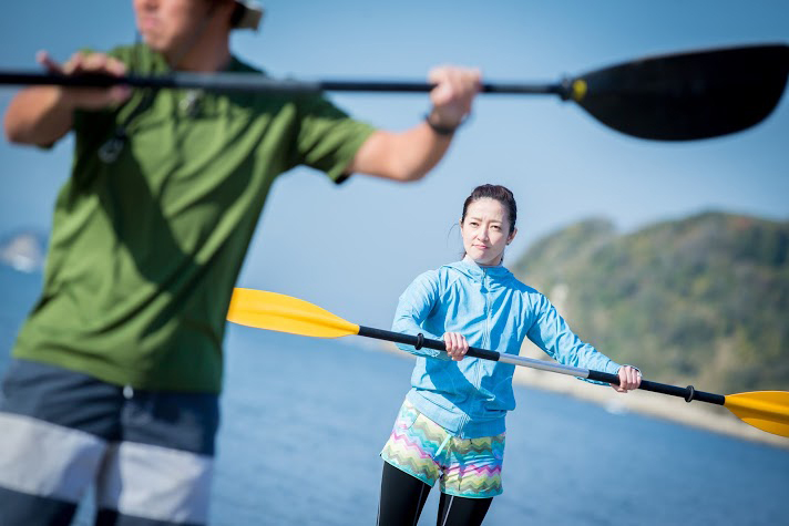 最初はビーチでインストラクターと基本的な漕ぎ方を練習しましょう。