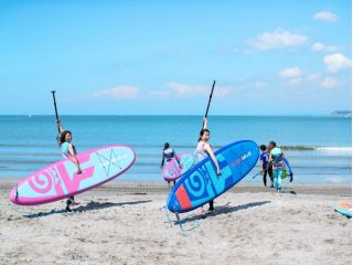 ビーチで太陽と風を感じながらのヨガはとてもリラックスできます。